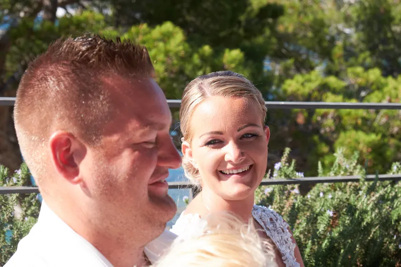 Wesley en Stephanie lachen naar elkaar