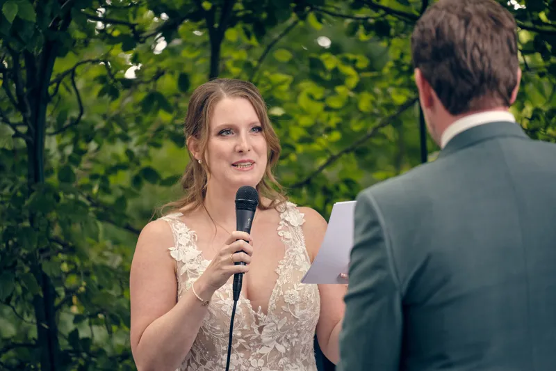 Renée leest haar geloften voor met de microfoon