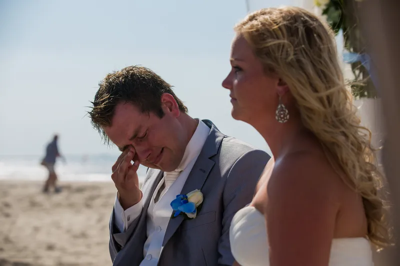 Ferry veegt een traan weg tijdens de ceremonie