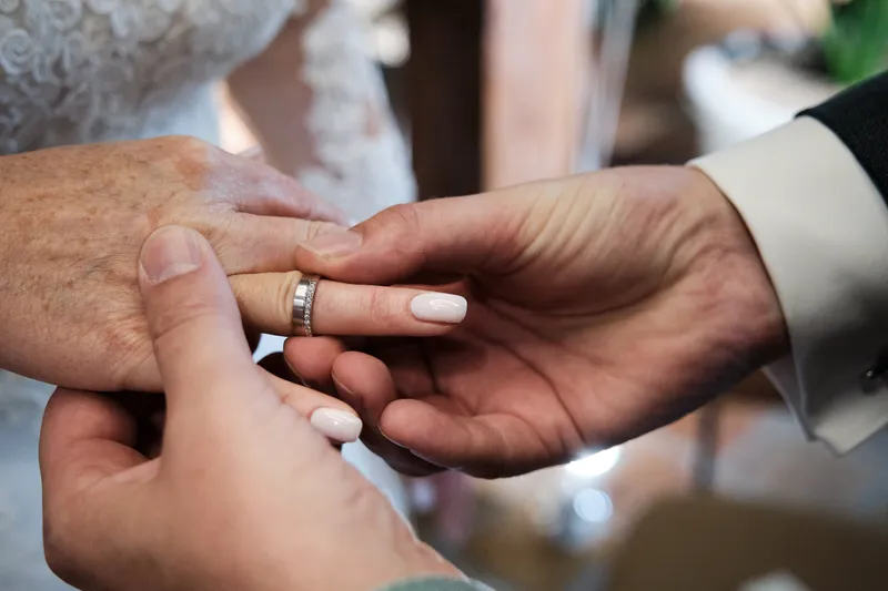 De ring gaat om de vinger