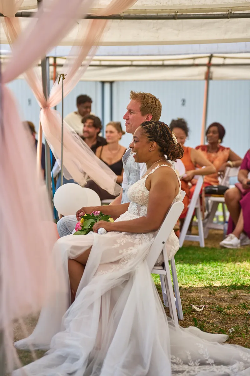 Felicia zit onder de tent met haar boeket