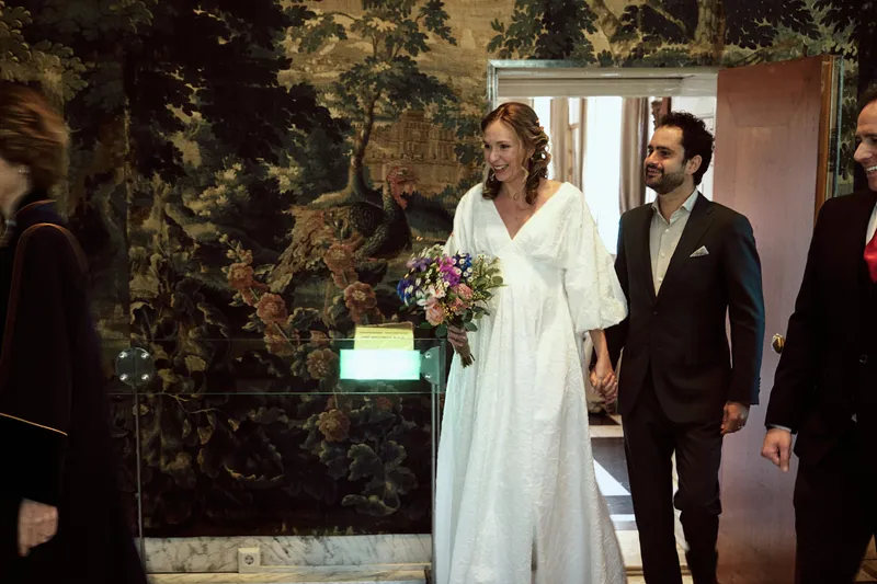 Anouk komt de trouwzaal binnen, Raphaël loopt achter haar