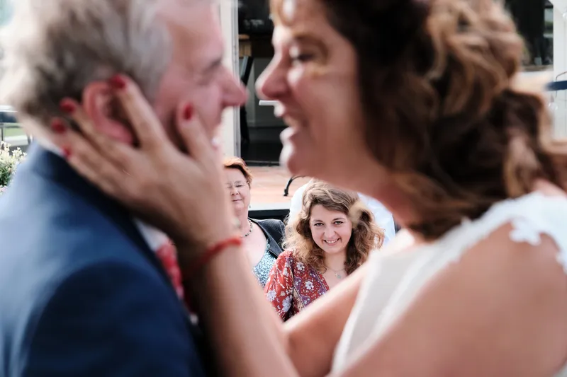 Pim houdt het gezicht van Saskia tussen zijn handen