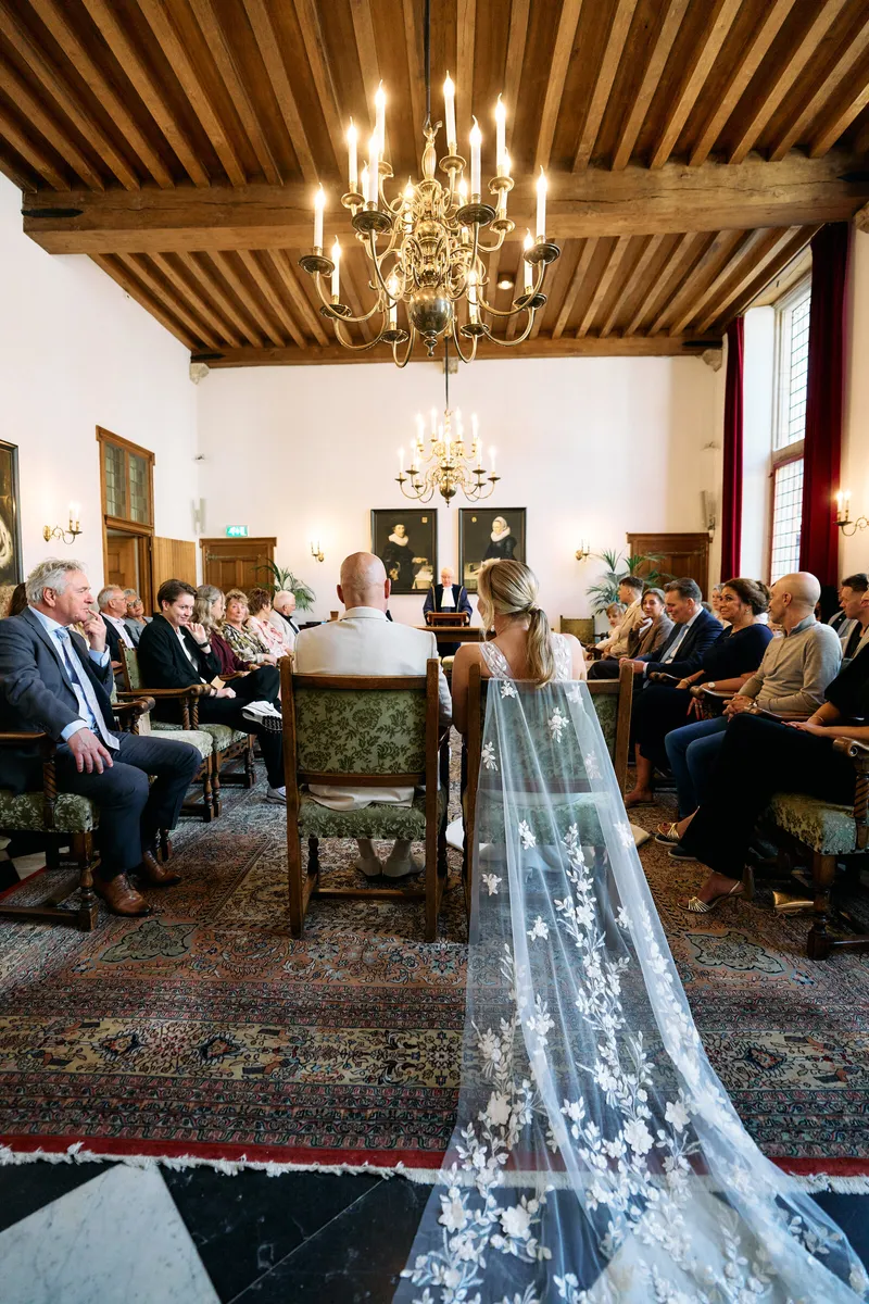 De lange sluier van Danitsja ligt over de vloer van de trouwzaal