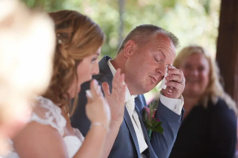 Eric veegt een traan weg, Jessica kijkt ontroerd