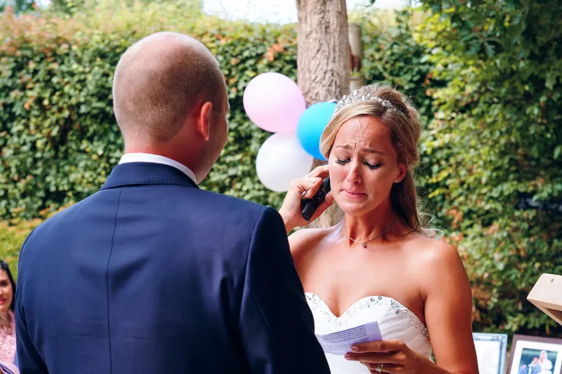 Marcella leest haar belofte voor aan Kevin
