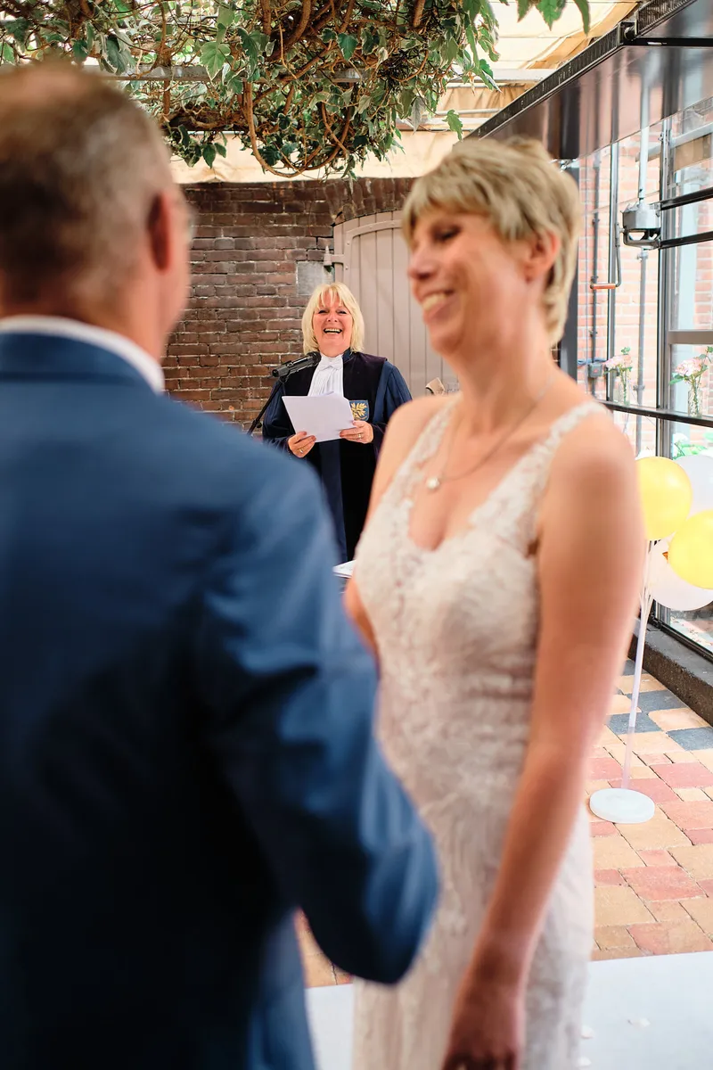 Marion en Johan tegenover de trouwambtenaar