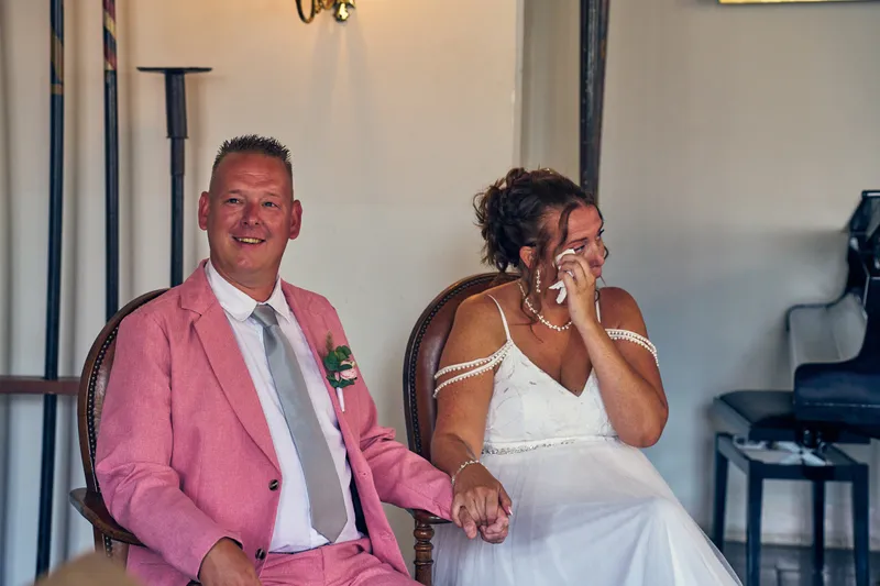 Diliana veegt een traantje weg, Olav naast haar
