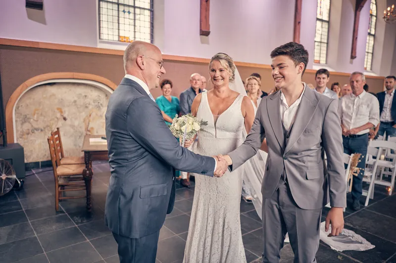 Elles’ zoon brengt haar naar Bram