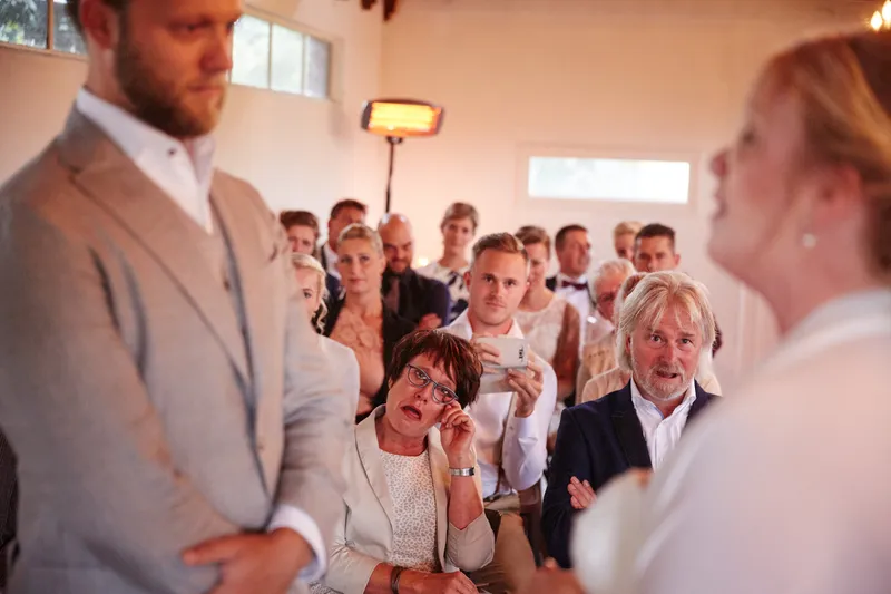 Rogier vooraan, de gasten zitten achter hem in de wachtstal