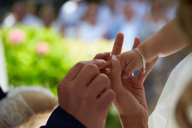 De ring gaat om de vinger