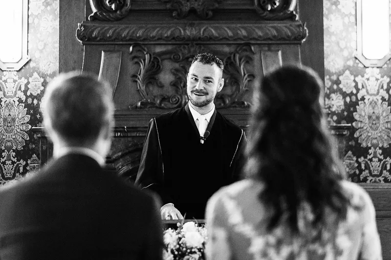 Kimberley en Mike voor de trouwambtenaar
