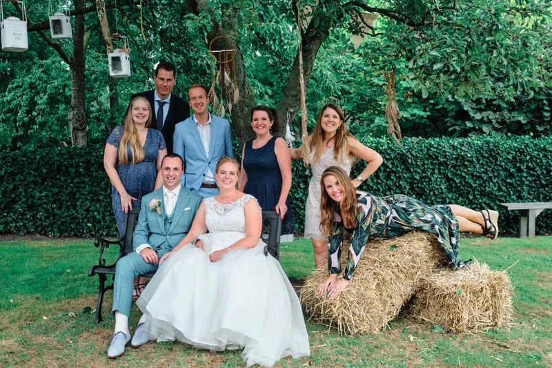 De groepsfoto op de hooibalen in de tuin