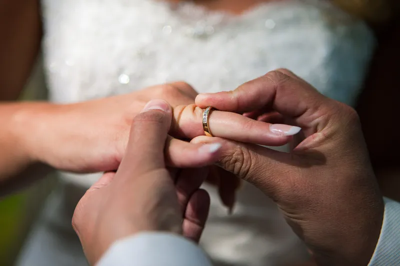 Jan-Willem schuift de ring om de vinger van Esther