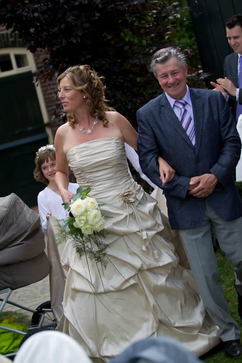 Patricia komt de tuin in met haar boeket