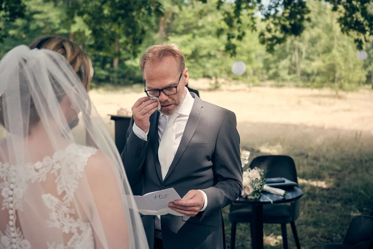 Mike leest voor van een briefje tijdens de ceremonie
