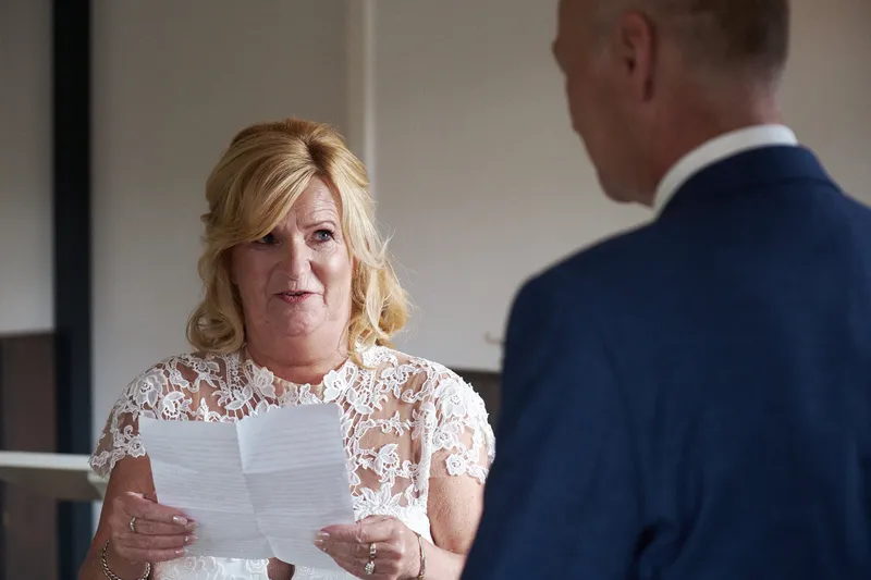 Jopie leest haar woorden voor aan Cees