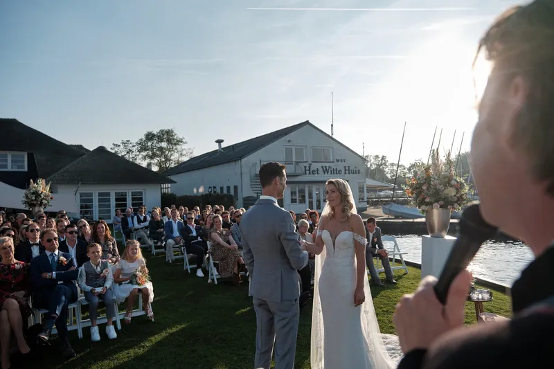 Lucinda en Carlo voor hun gasten