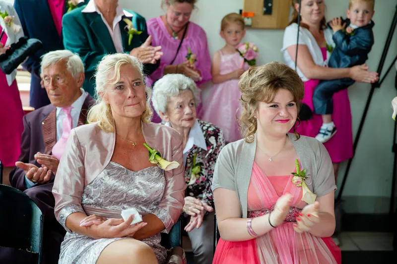 De gasten zitten dicht op elkaar in de zaal