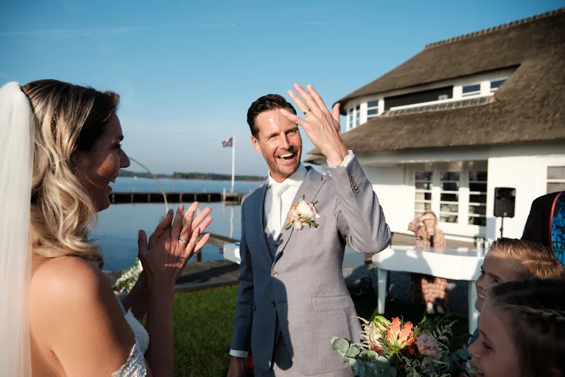 Lucinda geeft Carlo een high five