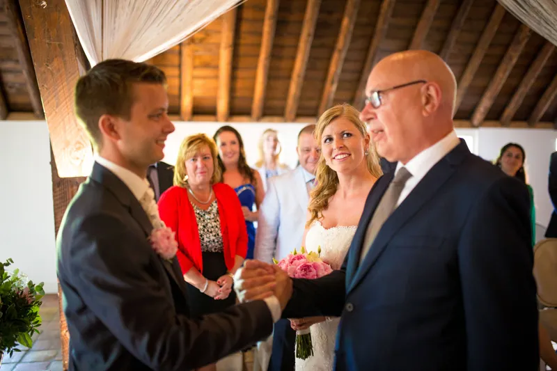 Vincent en de vader van Nienke geven elkaar een hand
