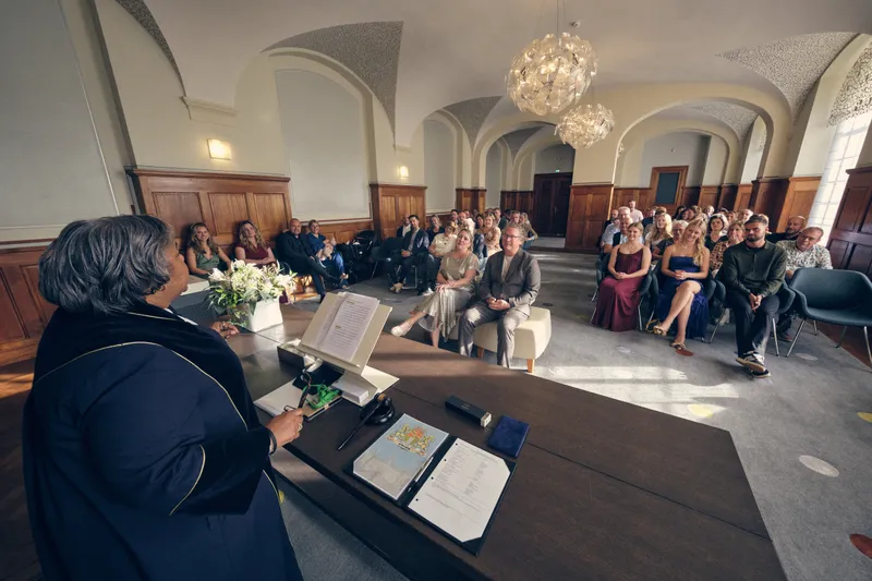 De trouwkamer van achter de BABS, met alle gasten