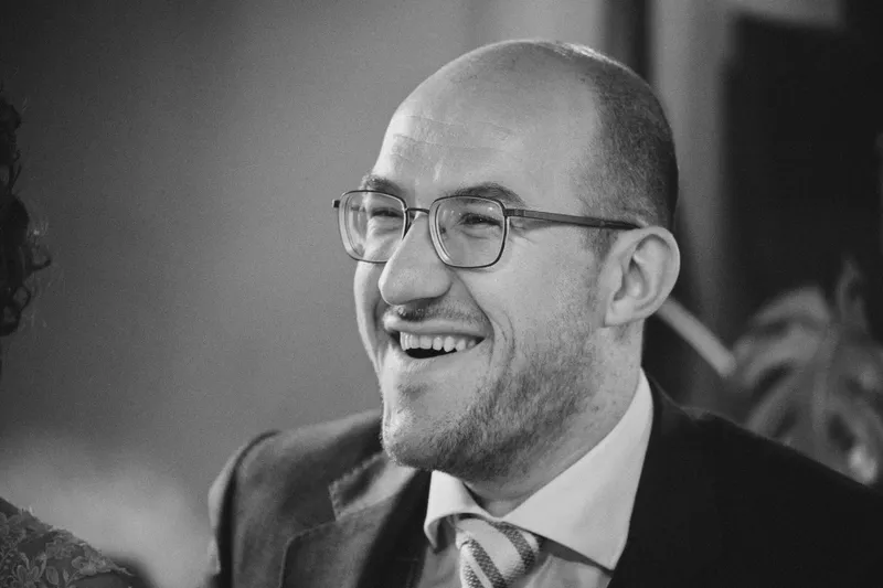 Robbert lacht tijdens de toespraak van zijn vader
