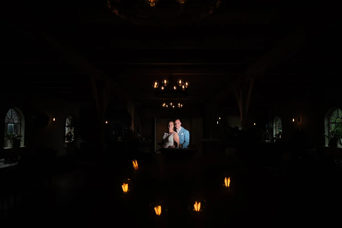 Rick en Milou in de schuur tussen de kaarsen en lampjes