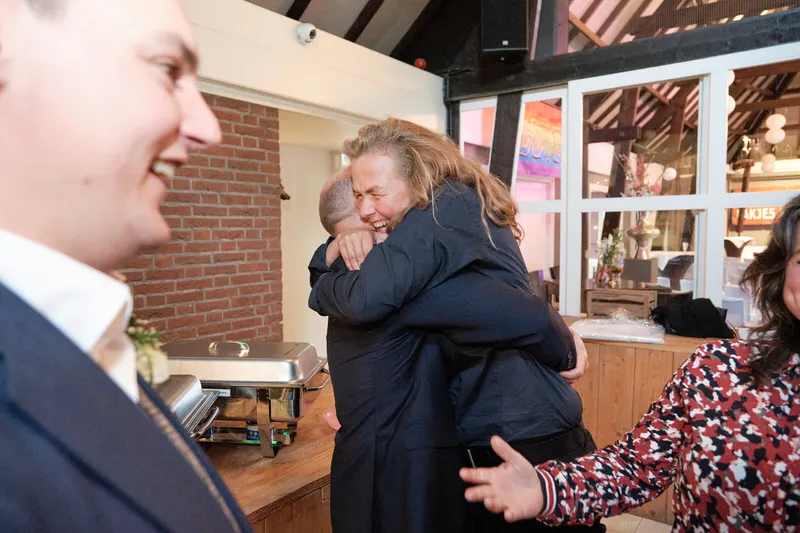 Een felicitatie bij het raam