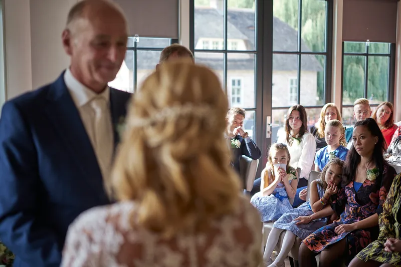 Cees kijkt Jopie aan, de kleinkinderen zitten erachter