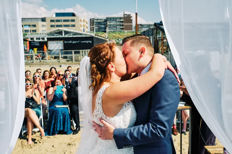 De kus op het strand