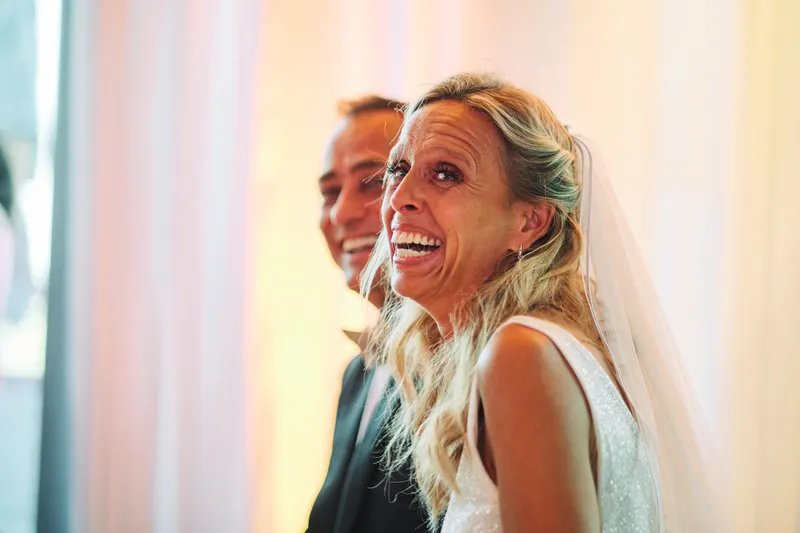 Liad lacht tijdens de ceremonie