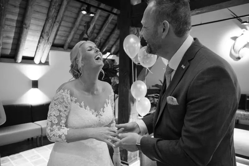 Marleen lacht naar Eric, zwart-wit