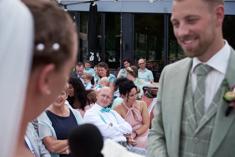 Jeffrey kijkt naar Liëla tijdens de ceremonie