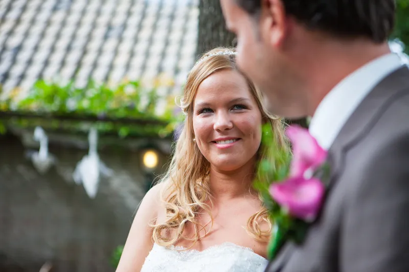 Esther lacht naast Jan-Willem tijdens de ceremonie