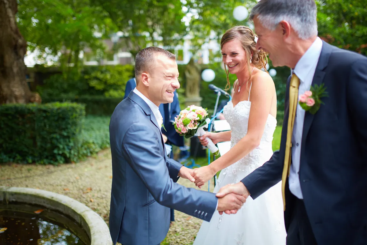 Aniek en Nick worden begroet in de tuin