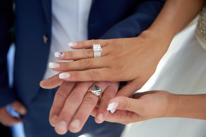 De handen met de ringen