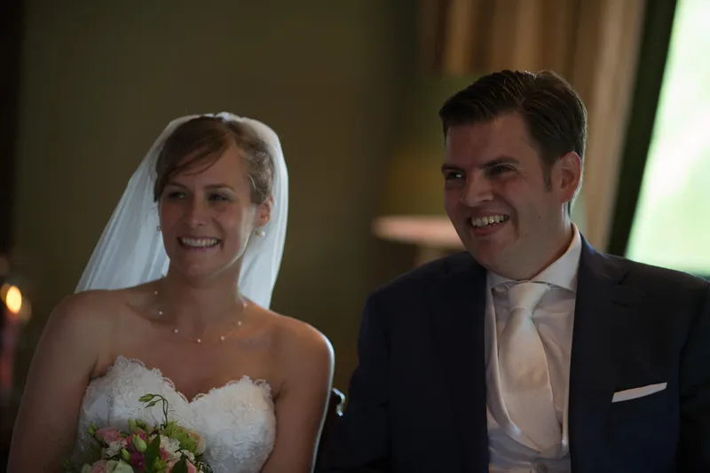 Liza en Stefan lachen tijdens de ceremonie