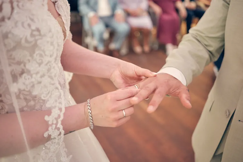 De handen van Wendy en Robin bij het omschuiven van de ring