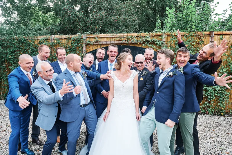 Jouke en zijn vrienden om Kirsten heen