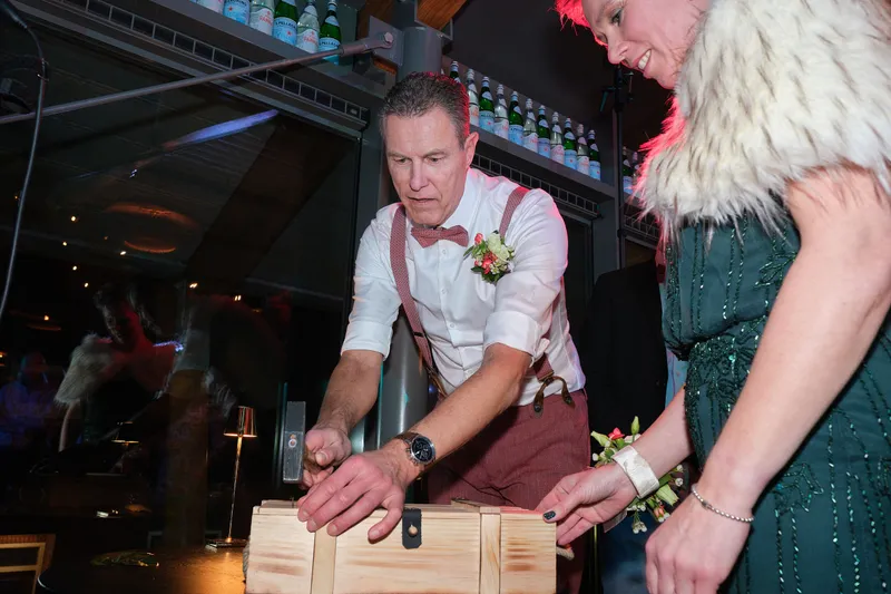 Bart opent een houten kist