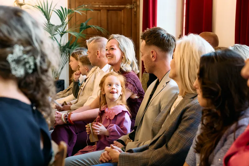 Gasten lachen tijdens de ceremonie