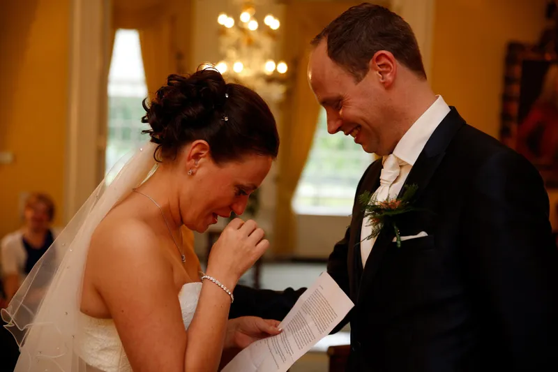 Tessa leest Wessel haar brief voor