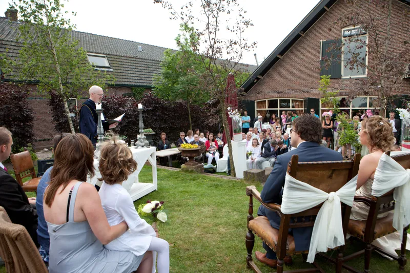 De ceremonie in de tuin van De Witte Raaf