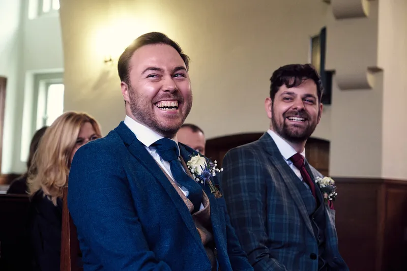 Joey en Twan lachen naar elkaar tijdens de toespraak