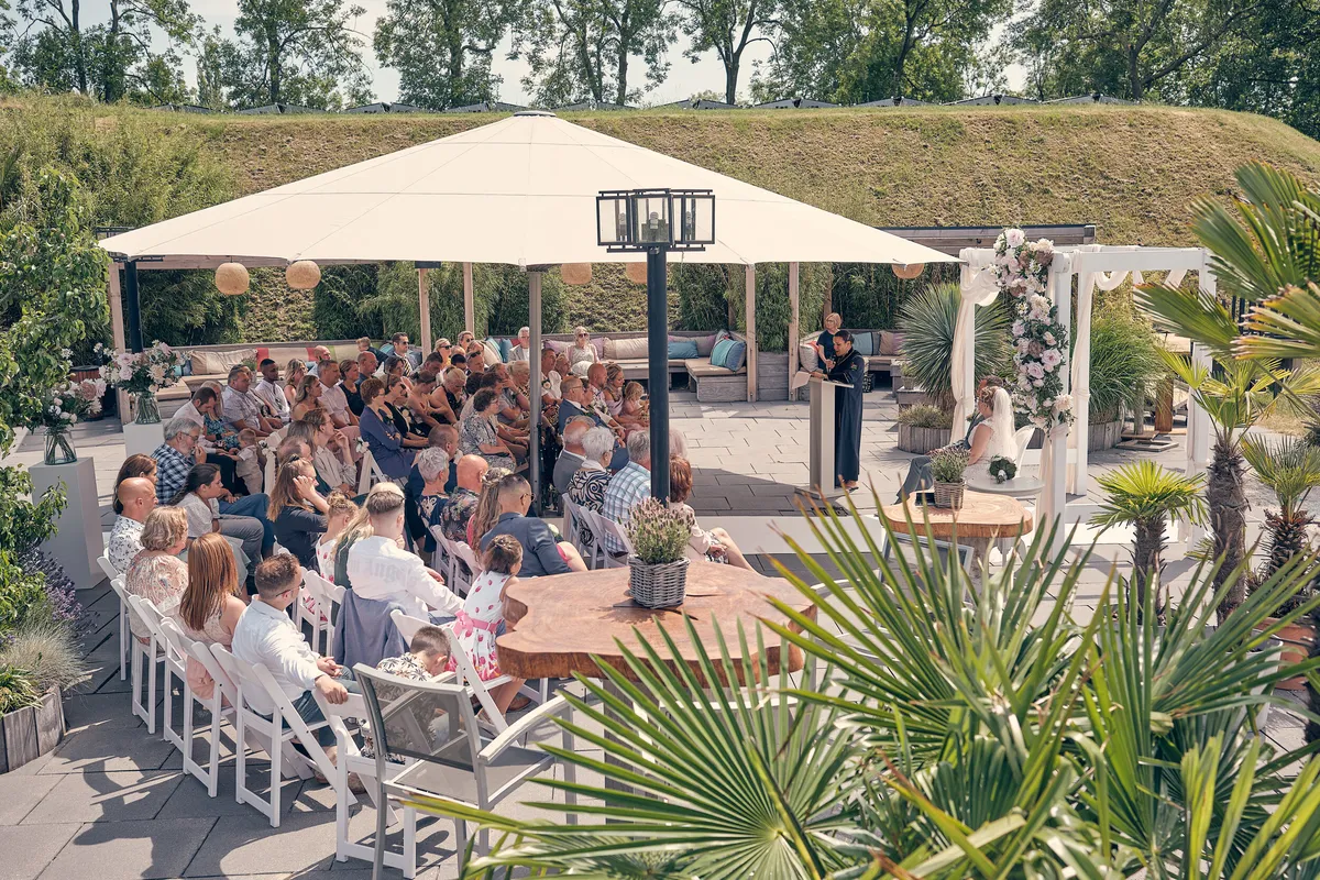 De ceremonie onder de witte parasols op het terras van het fort