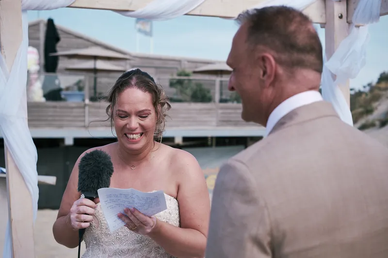Mirjam leest haar geloften voor met een microfoon