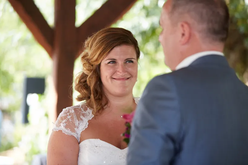 Jessica leunt tegen de schouder van Eric