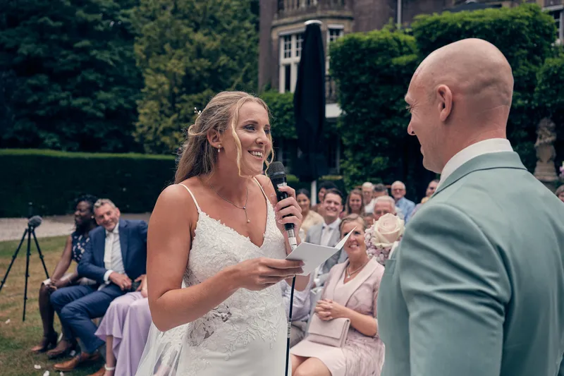 Kim leest haar geloften voor met een microfoon