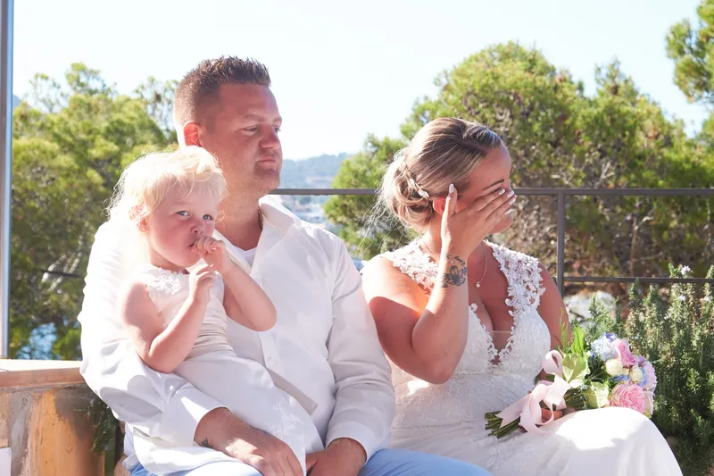 Hun dochtertje zit bij Wesley en Stephanie op schoot tijdens de ceremonie